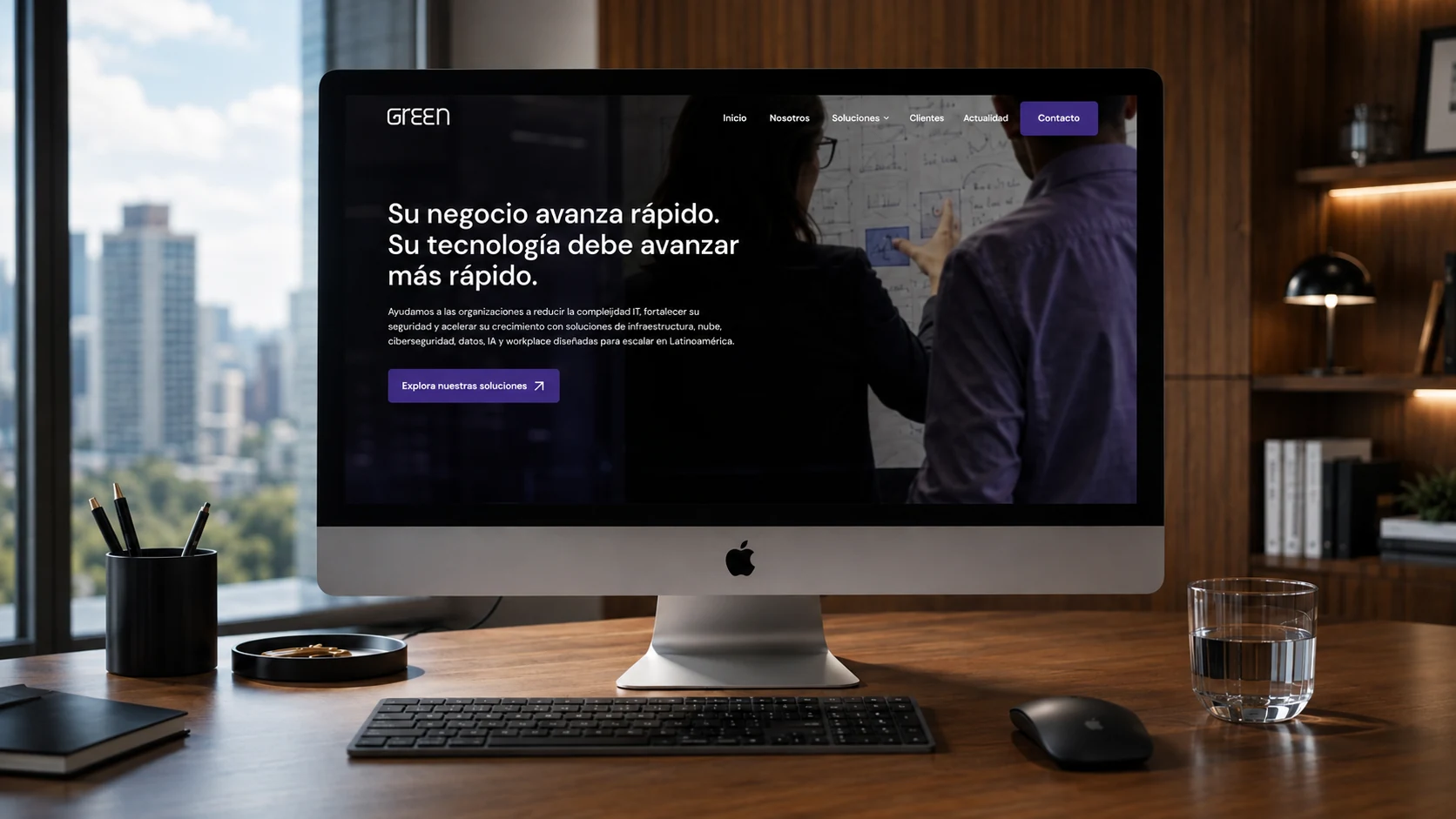Sitio web de servicios tecnológicos mostrado en un monitor de escritorio