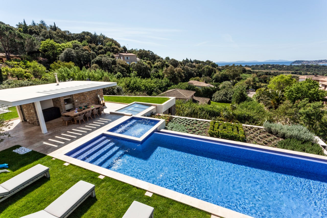 Villa pool terrace above the Golden Islands near St. Tropez